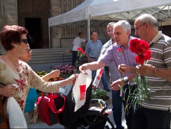 Eduardo López acompanyat del senador Josep M. Batlle fent campanya pel mercat E.P