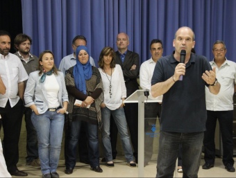 Santi Dorca (PSC), durant el seu discurs dimarts a la Fàbrica, acompanyat del seu equip. G.A