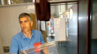 Un treballador de l'Ajuntament de Girona aquesta setmana, traslladant urnes. M.LLADÓ