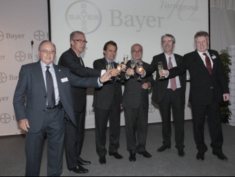 Dirigents de Bayer i autoritats van brindar ahir en l'acte de commemoració de la implantació de la multinacional a Tarragona. J.C. LEON