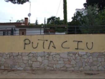 La pintada insultant a la façana de la casa de l'alcalde i candidat de CIU, Joaquim Arnó
