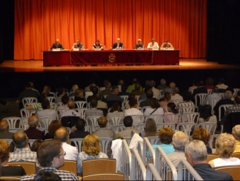 Unes 300 persones van assistir al debat electoral, organitzat per la Revista Terrall al pavelló de l'Oli. E.P