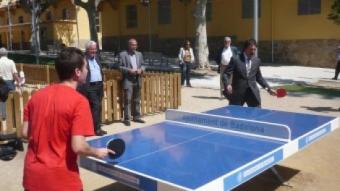 Serra va visitar ahir l'Escorxador, on va mostrar la seva habilitat amb el tennis taula.  J.S. / S.M