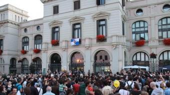 Els indignats de Sabadell, a la plaça Doctor Robert durant una cassolada reivindicativa E.A