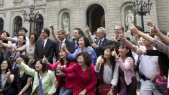 Els candidats a l'alcaldia de Barcelona van posar davant de l'Ajuntament amb un grup de turistes taiwanesos. EFE