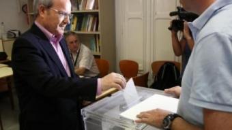 L'ex president José Montilla vota a Sant Just Desvern. ACN