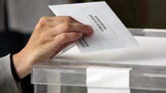 Un votant diposita el seu vot MARGALIDA AMENGUAL / ACN