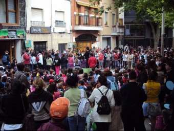 Ciutadans d'IBI participen del darrer Festitro d'aquesta localitat. EL PUNT-AVUI