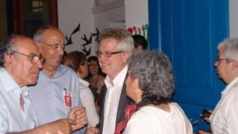Antoni Solà rep felicitacions al col·legi electoral J.M.S