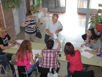 Un moment de la votació a un col·legi electoral de Balaguer, on després de 24 anys, Aguilà ho té molt complicat per revalidar l'alcaldia. D. MARIN