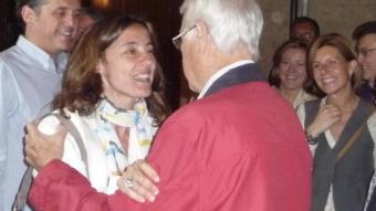 Conesa, a la porta de la seu de CDC, felicitada pel primer alcalde de la democràcia, el socialista Àngel Casas M.A.L