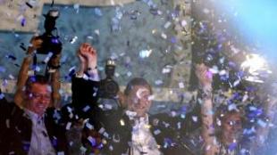 El líder del PP, Mariano Rajoy, celebrant els resultats electorals amb l'alcalde de Madrid, Alberto Ruíz Gallardón, i la presidenta de la Comunitat de Madrid, Esperanza Aguirre JAVIER LIZÓN / EFE