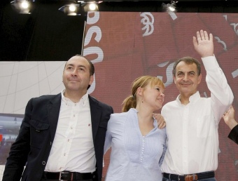 El fins ara alcalde d'Elx, a l'esquerra, amb Pajín, Zapatero i Alarte. REDACCIÓ