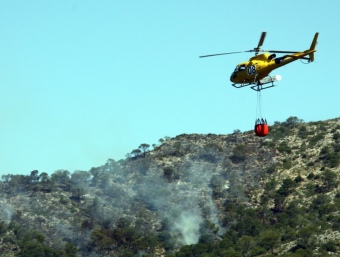 Un helicòpter de la Generalitat treballant en l'extinció de l'incendi d'ahir a Benifallet, al Baix Ebre ACN