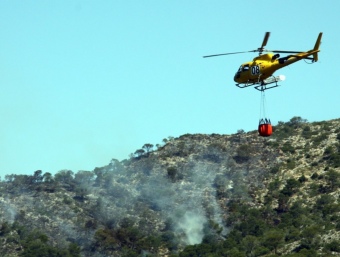 Un helicòpter de la Generalitat treballant en l'extinció de l'incendi d'ahir a Benifallet ACN