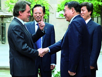 El president de la Generalitat, Artur Mas, amb els representants del fabricant d'automòbils xinès Huachen Automotive Group, el 14 de maig passat.  ARXIU