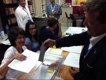El candidat de CiU i guanyador de les eleccions, Miquel Àngel Martínez, alhora de dipositar el vot. EL PUNT