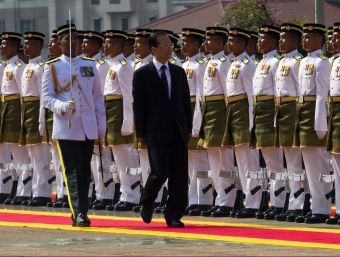 El primer ministre xinès, Wen Jiabao, passa revista durant un viatge.  ARXIU