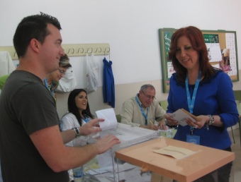 Carme Jàvega emet el seu vot en la jornada electoral de diumenge 22 de maig. CEDIDA