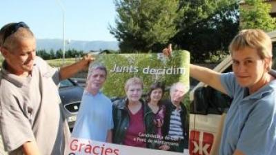 Javi Bergua i Judith Montero van enganxar ahir cartells per agrair el vot dels veïns en català, castellà i romanès. D.M
