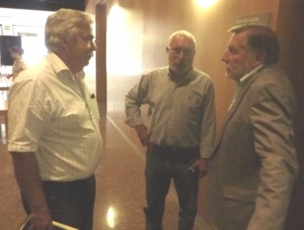 Josep Serra (a la dreta) parla amb Cornet i Graells després que un ordinador dels jutjats d'Olot va desempatar a favor seu. R. E