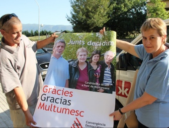 Javi Bergua i Judith Montero van enganxar ahir cartells per agrair el vot dels veïns en català, castellà i romanès. D.M