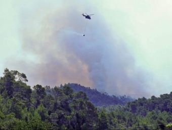 Un helicòpter lluita contra el foc a la serra de Morna eivissenca. EFE