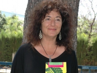 Teresa Broseta amb el llibre a la mà. CEDIDA