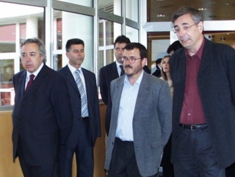 L'alcalde, Jordi Girona, i Pep Soler amb Manuel Royes en una visita a la biblioteca municipal dels Monjos al 2003 M. MONTROY