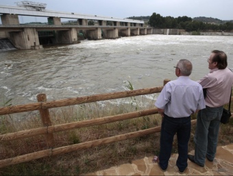 Dues persones observen la crescuda del riu Ebre. JOSÉ CARLOS LEÓN
