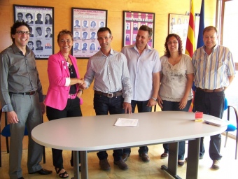Pacte a Alcarràs, rubricat entre el futur alcalde Miquel Serra (ERC) i Marina Forcada (PSC), que es donen la mà. ERC