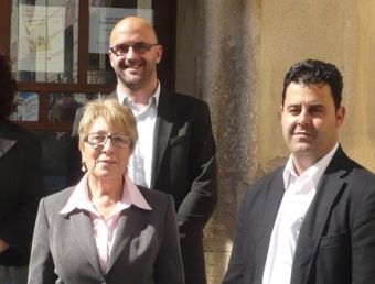 Els tres candidats, Jesús Marín, de CiU, al darrera i Cati Forcano i Toni Romero. E.F
