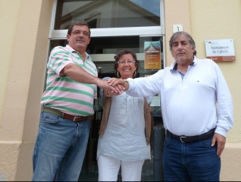 Alfred Serrano (VIC), Lina Morales (CiU) i Lluís Garcia (PP) ahir al migdia davant de l'Ajuntament. G.A