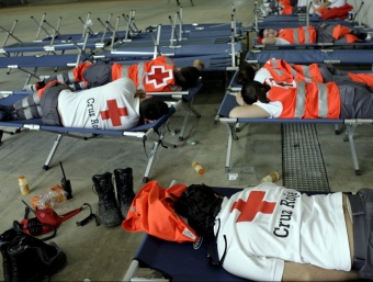 Membres de la Creu Roja descansen després d'una esgotadora jornada. ARXIU