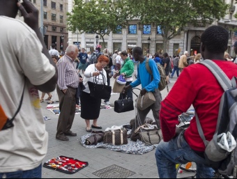 Venedors il·legals a la plaça Catalunya, en una imatge d'arxiu ROBERT RAMOS