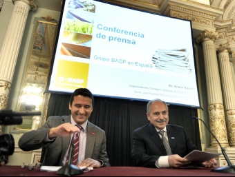 Erwin Rauhe (dreta) i Joan M. Garcia Girona durant la presentació de resultats al Liceu.  JOSEP LOSADA