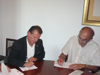 L'antic acord. Martínez (esquerra) i Bisbal (dreta) fent el pacte de l'anterior acord. LL.M