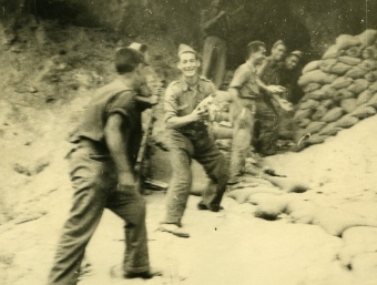 Un grup de soldats davant la cova que servia de lloc de comandament a la XV Brigada Internacional. CEDIDA
