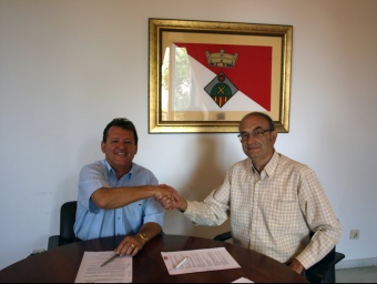 Els socis de govern. Martínez (CiU) –a l'esquerra– i Bisbal (PSC) signant el pacte de govern. EL PUNT