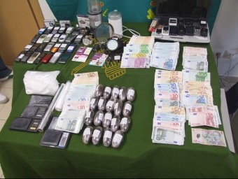 La policia ha decomissat haixix, cocaïna, 40 telèfons mòbils, 30.000 euros en efectiu i quatre automòbils EL PUNT
