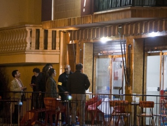 El bar Casa Pepe després del tiroteig, amb els vidres foradats per les bales.  LLUÍS SERRAT