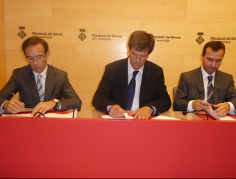 Xavier López , Estanislau Puig i Pere Condom, durant la signatura. M.C