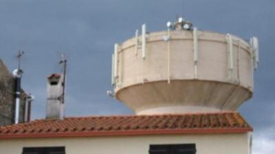 Les antenes de telefonia col·locades sobre el dipòsit d'aigua al centre del poble de Vilanova de Rao. UMPLO