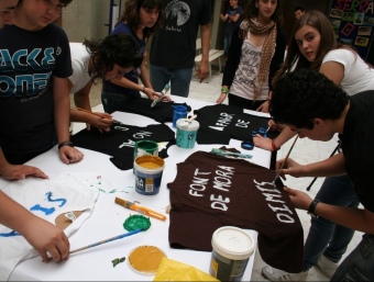 L'alumnat prepara samarretes i cartells per a l'activitat de dimecres. CEDIDA