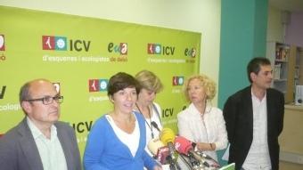 Carles Sagués i Laia Ortiz , ahir, amb altres membres d'ICV-EUiA. J.G