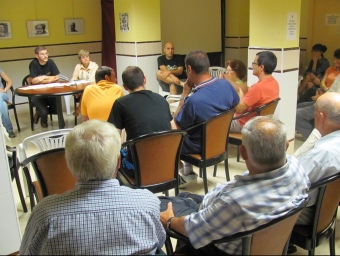 Imatge sobre la reunió mantinguda al Centre Social de Ròtova. CEDIDA