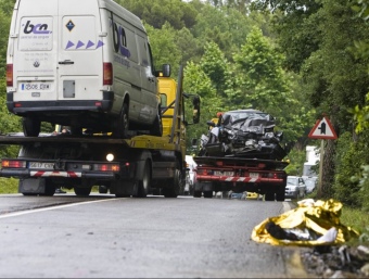 Els dos vehicles implicats en l'accident, i la víctima mortal. LLUÍS SERRAT