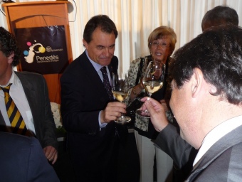 Artur Mas brindant ahir amb un xarel·lo de 2009 del Penedès A.M