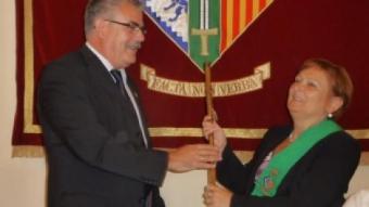 Carme Carmona rep el bastó d'alcalde del regidor de més edat, Félix Sánchez. M.A.L
