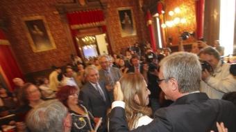 Ballesteros s'abraça amb la seva dona, i a la dreta, a dalt, la portaveu de CiU, Victòria Forns, i la salutació entre Ballesteros i Fernández (PP). DIMAS BALAGUER
